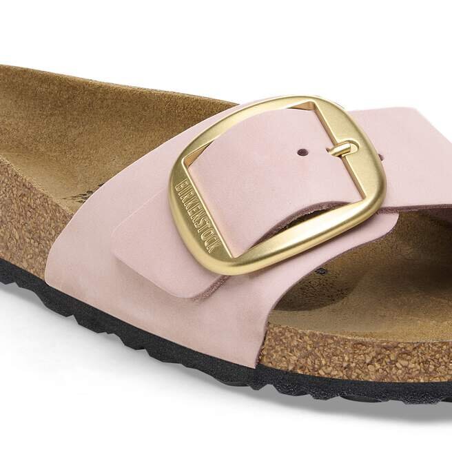 Madrid mit Big Buckle aus Nubukleder Madrid mit Big Buckle aus Nubukleder